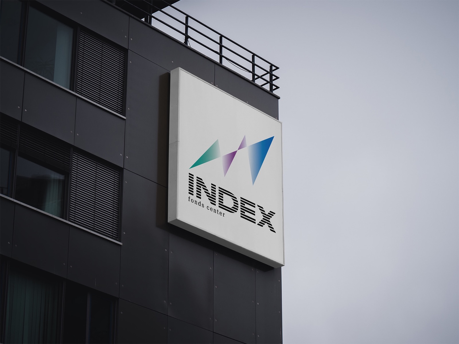 Fassadenschild mit Wortmarke am Bürogebäude — Index Fonds Center, Corporate Design