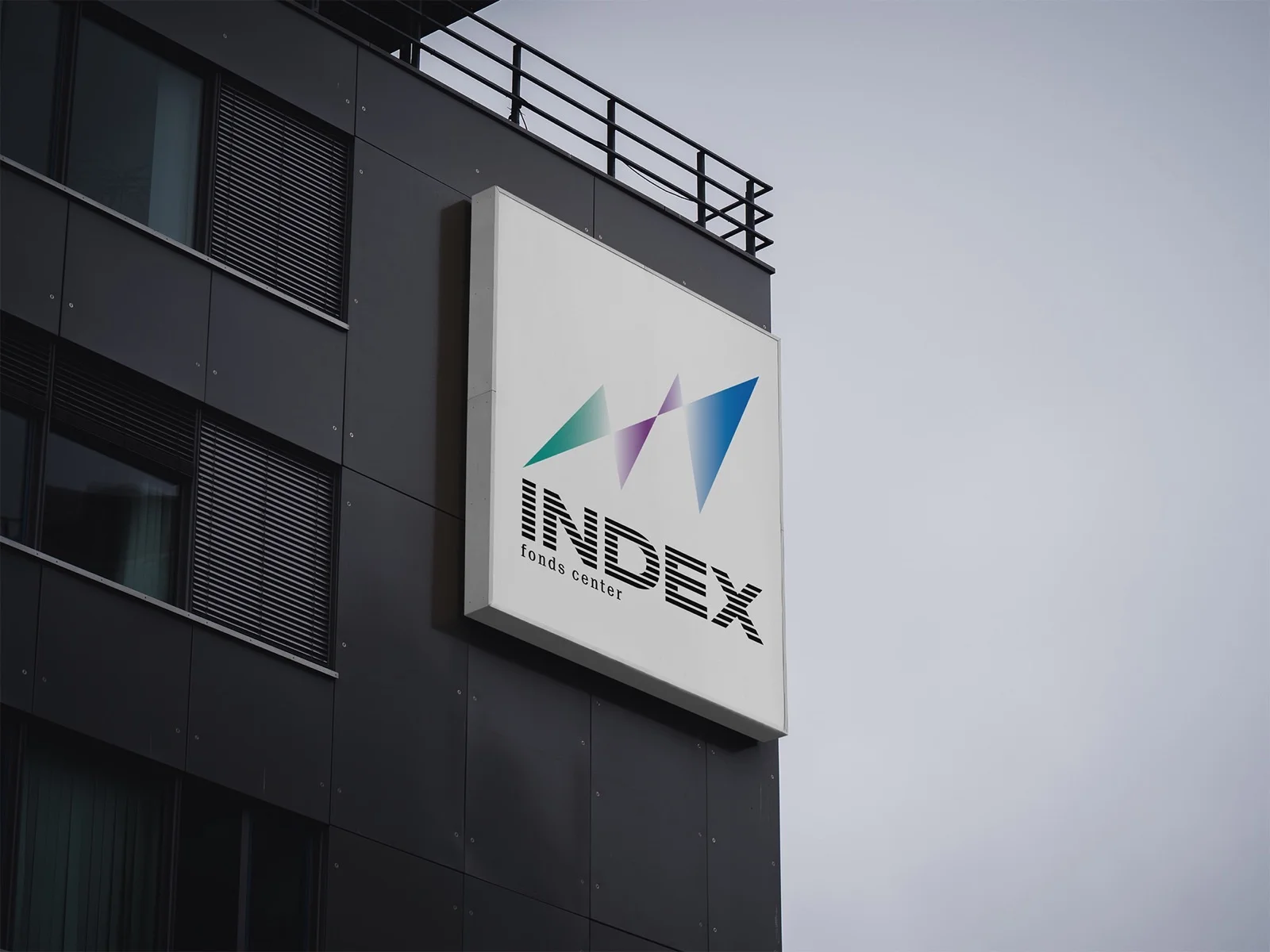Fassadenschild mit Wortmarke am Bürogebäude — Index Fonds Center, Corporate Design