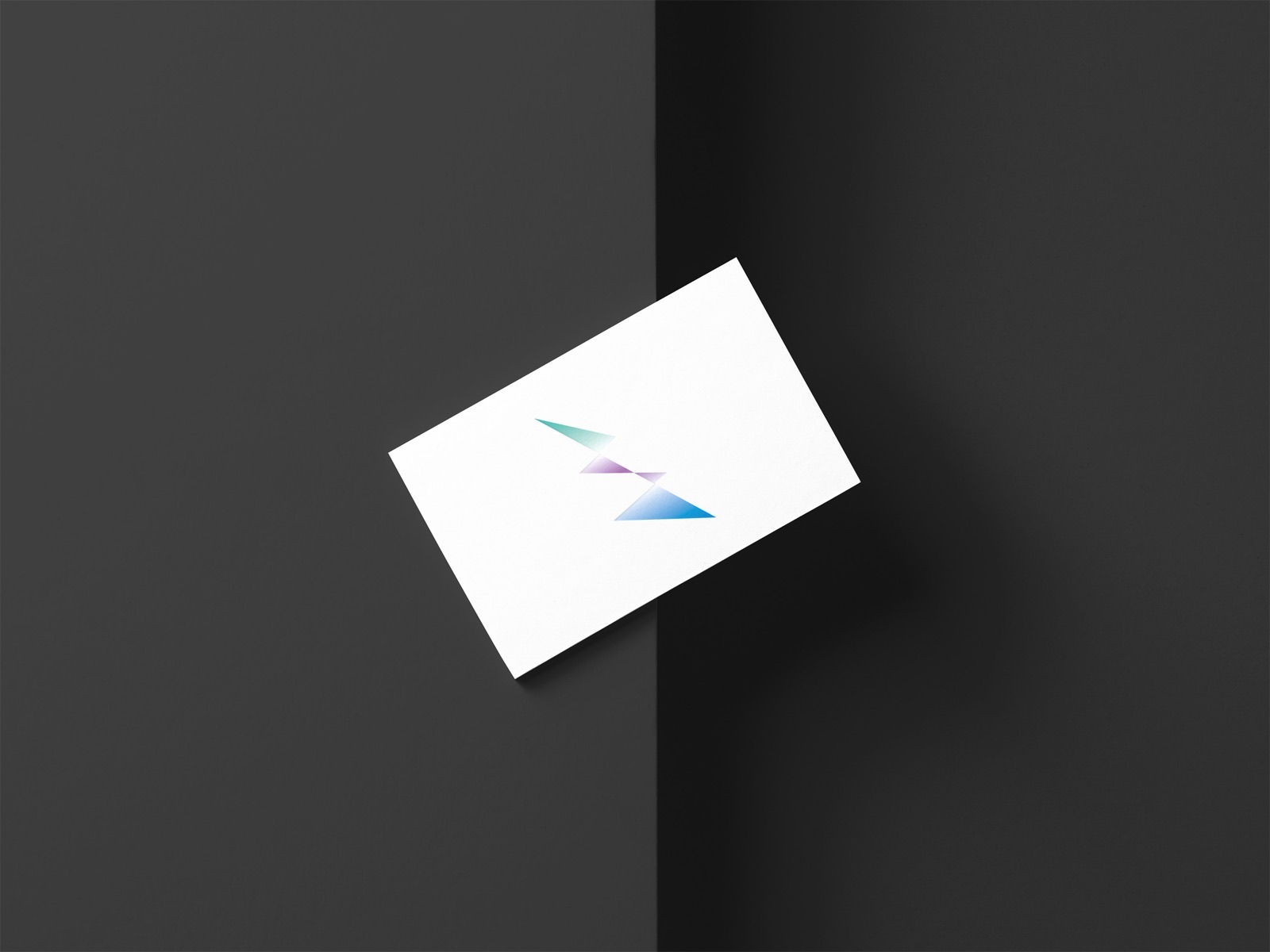 Visitenkarte mit Bildzeichen auf dunklem Grund — Index Fonds Center, Corporate Design