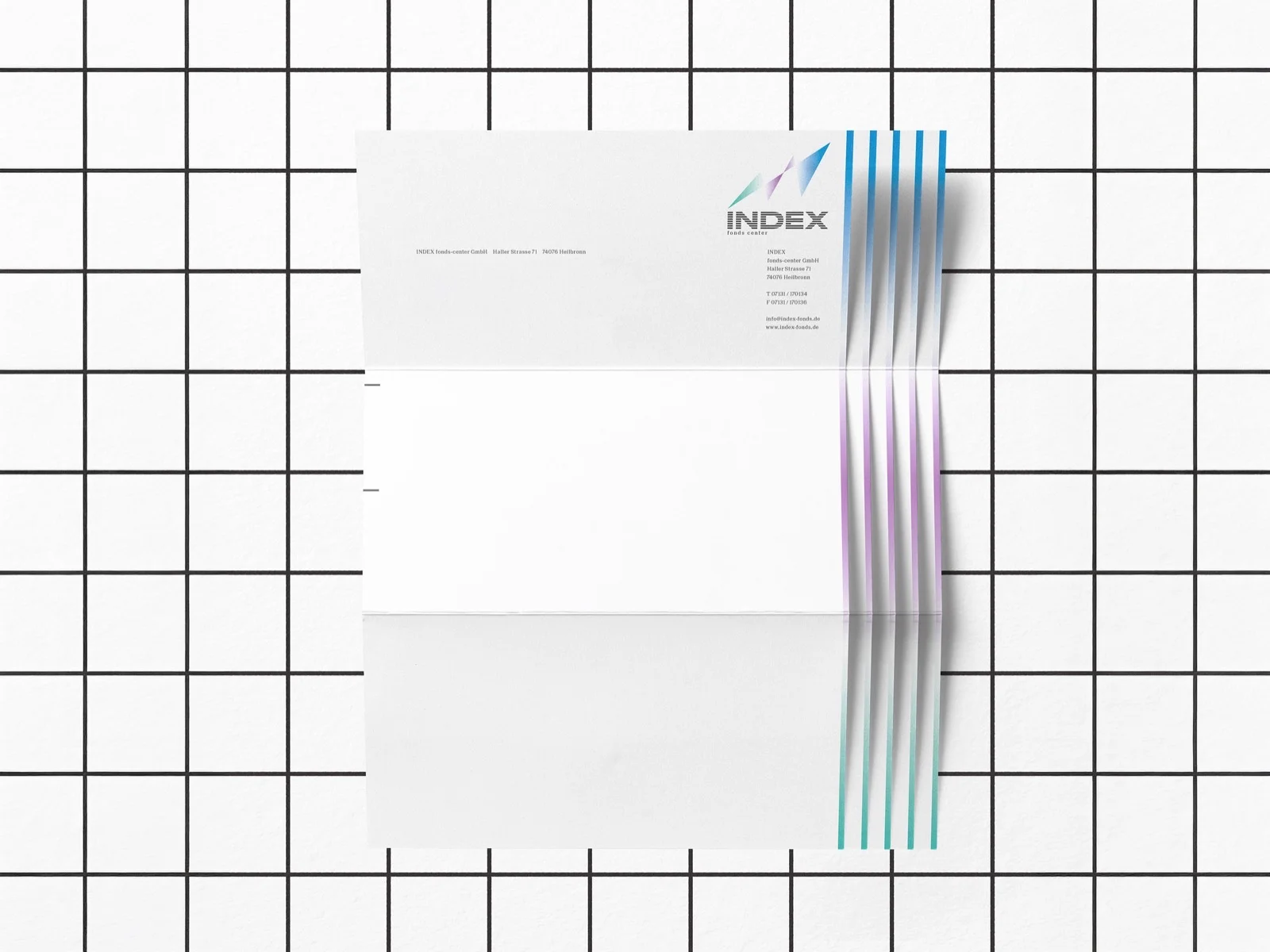 Briefbogen mit Verlaufsstreifen auf gerastertem Untergrund — Index Fonds Center, Corporate Design