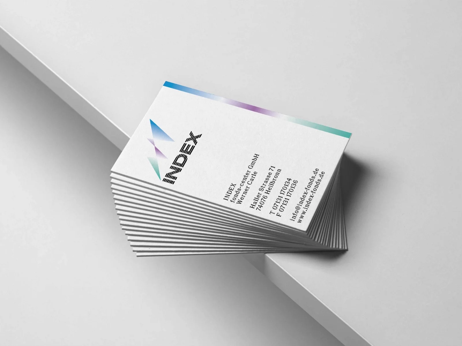 Stapel Visitenkarten mit Vorder- und Rückseite — Index Fonds Center, Corporate Design