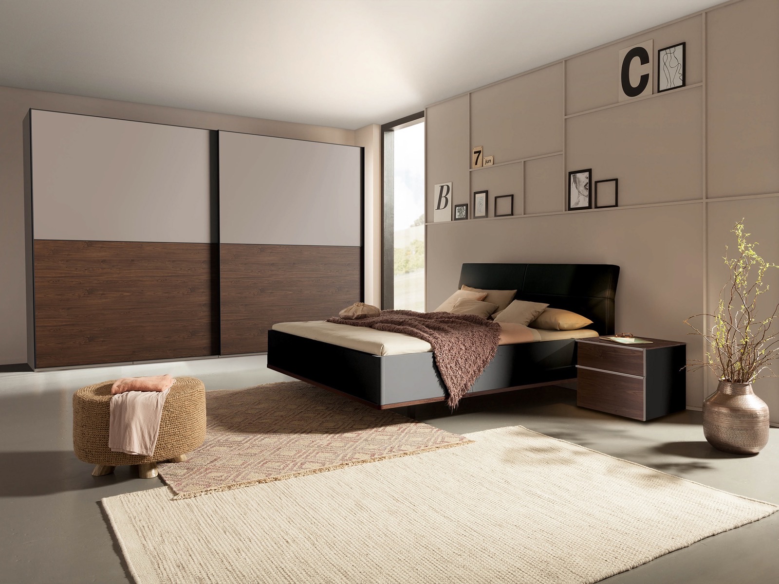 Schlafzimmer mit Nussbaumschrank und Bett vor Bilderwand — Nolte Möbel, Produktvisualisierung