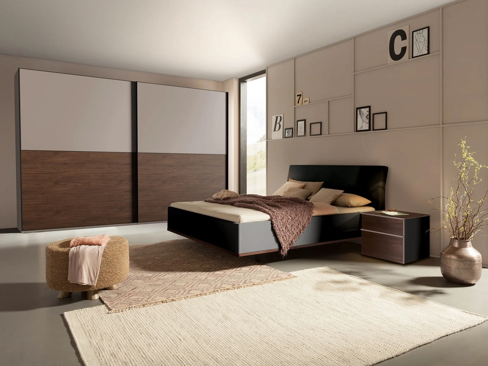 Schlafzimmer mit Nussbaumschrank und Bett vor Bilderwand — Nolte Möbel, Produktvisualisierung